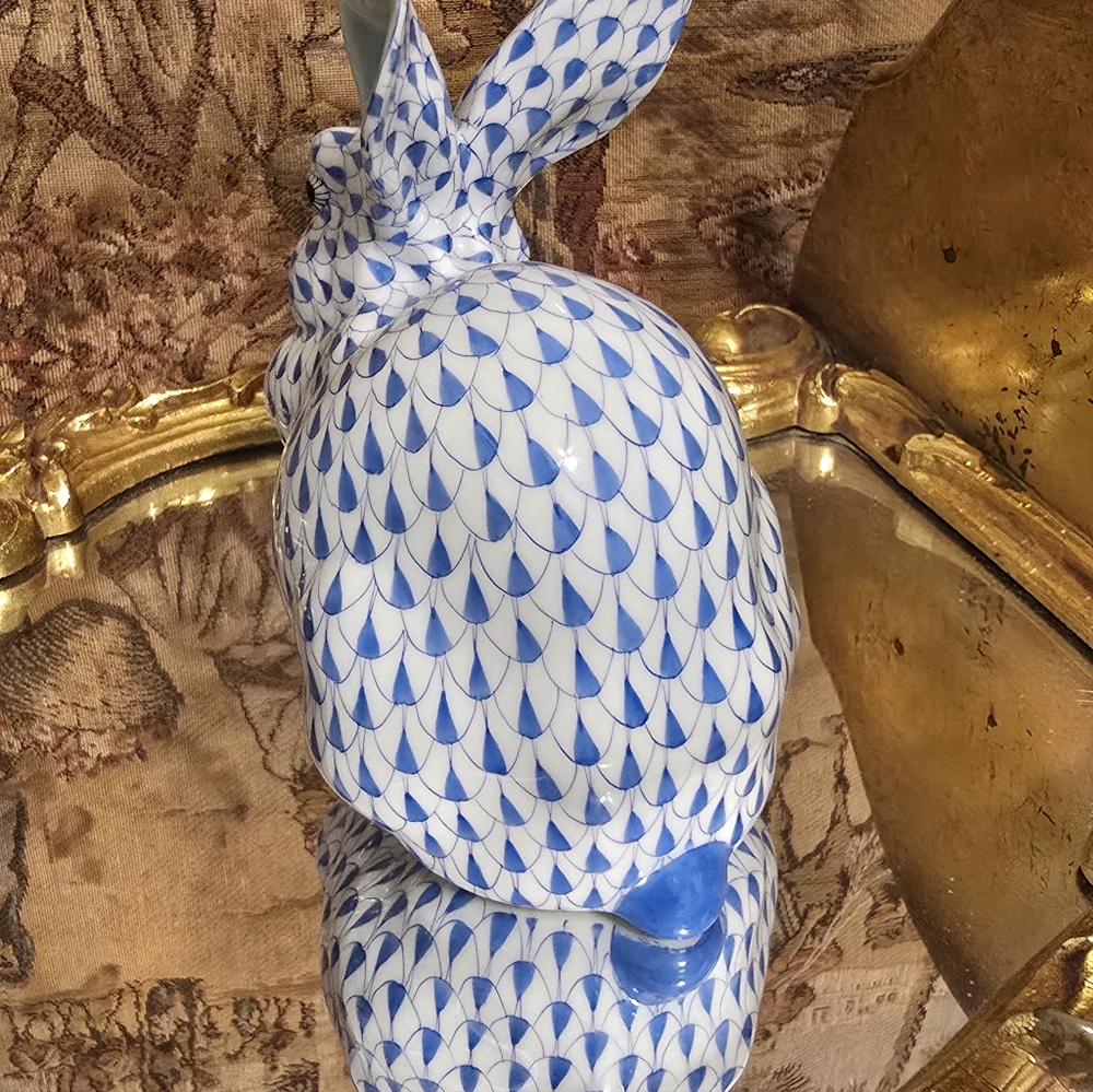 Herend blue fishnet sitting Bunny hand-painted HUNGARY~VINTAGE~NWOT DISPLAY MINT - Picture 5 of 10